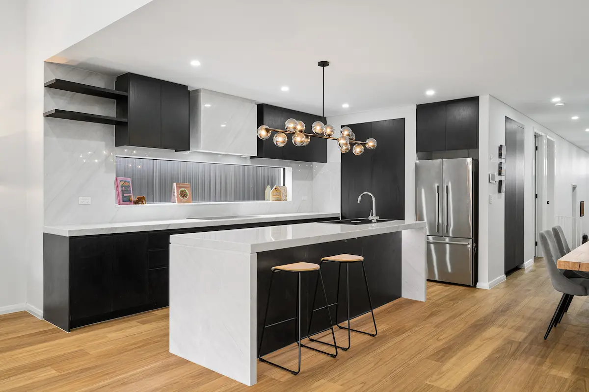 A volte la soluzione non è ampliare, ma riposizionare. Spostare la cucina in una zona più luminosa o ridistribuire gli ambienti può migliorare