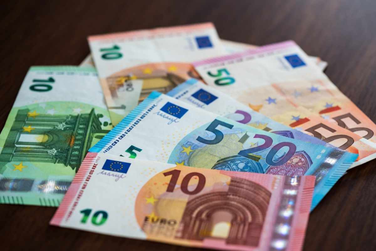 Euro su un tavolo