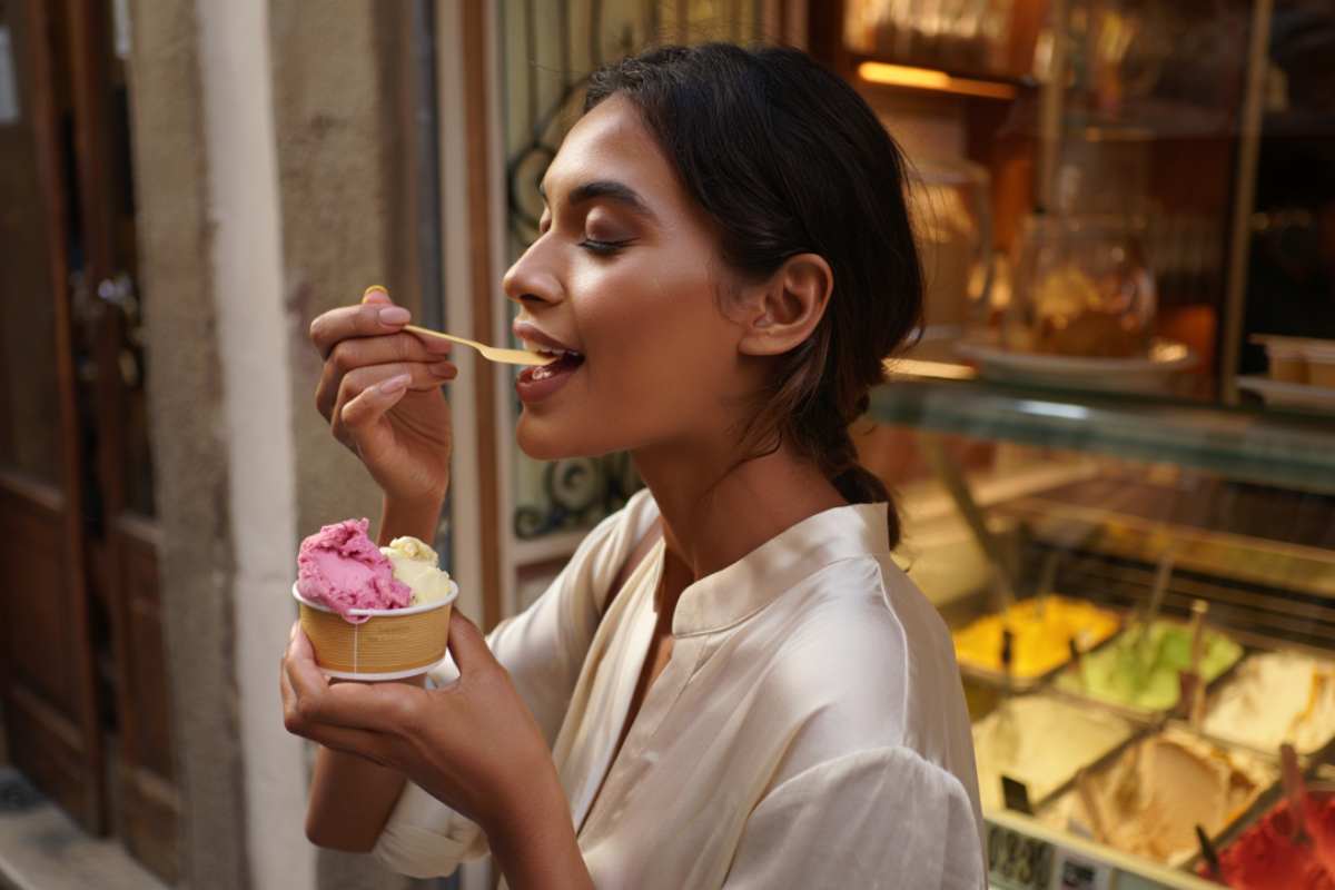 donna mangia gelato