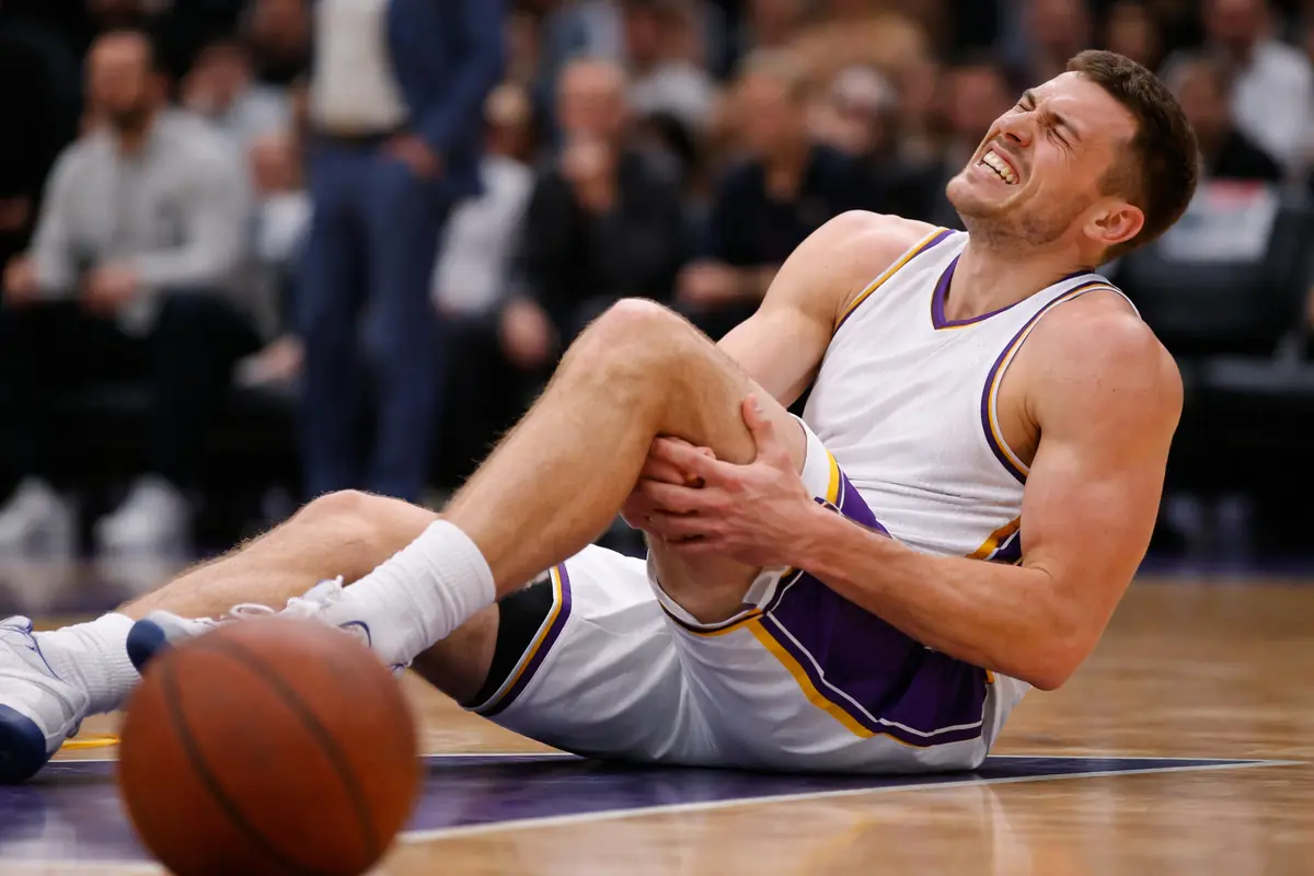 Infortunio in campo da basket