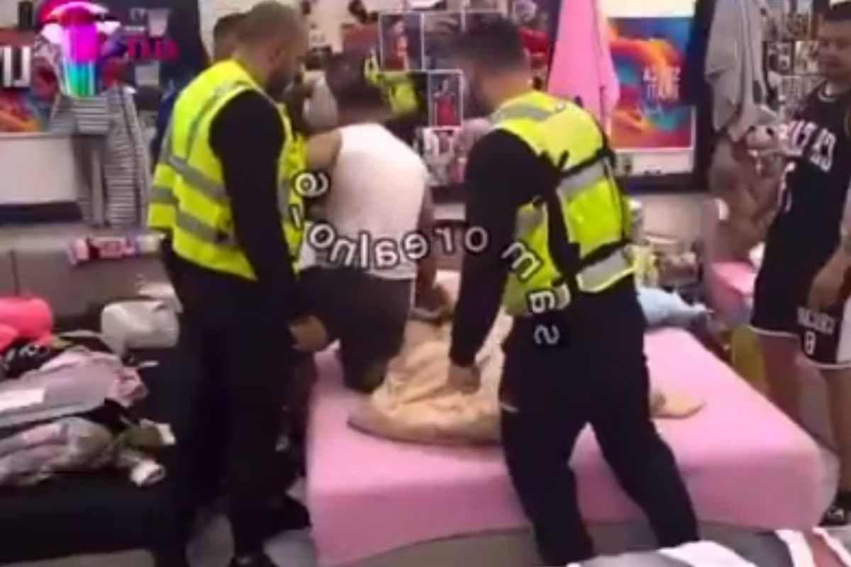 Gli agenti bloccano il concorrente