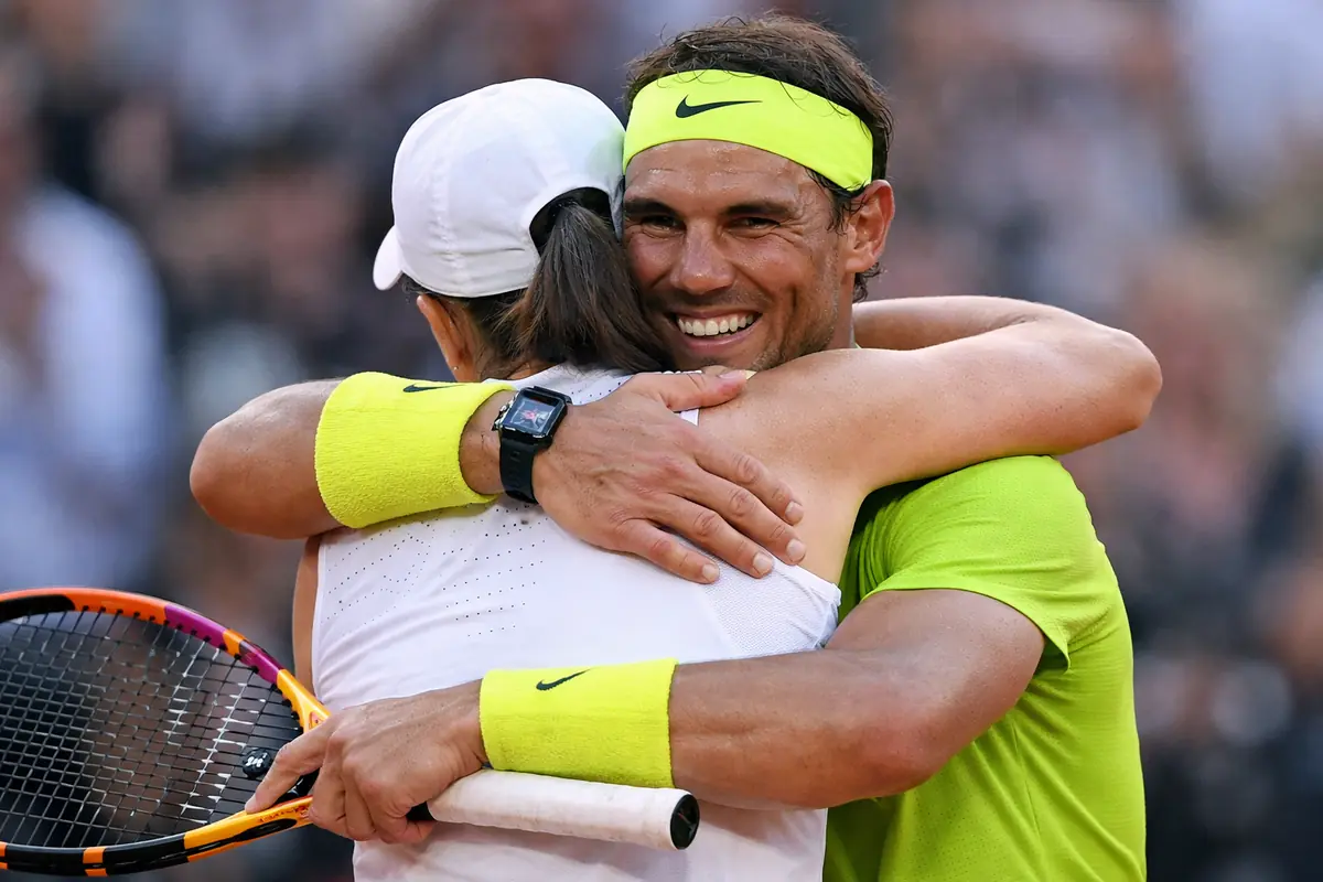 Abbraccio tra Nadal e Swiatek, di spalle