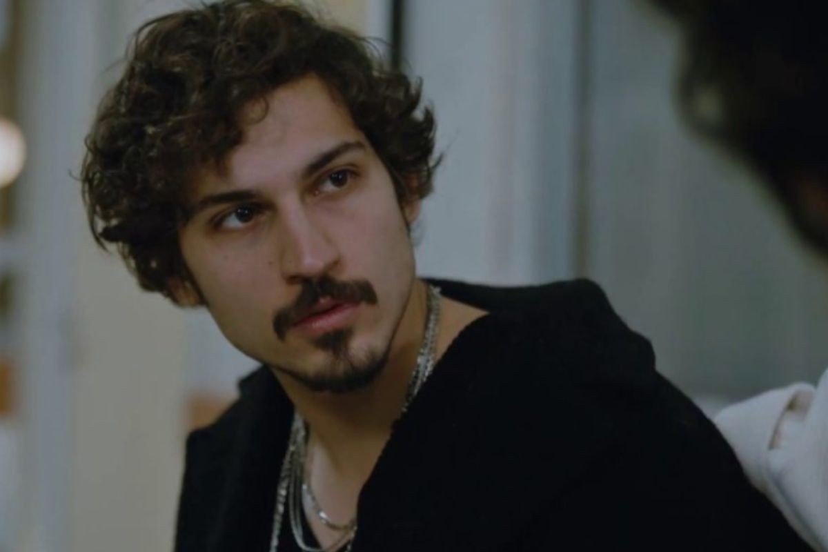 Un primo piano dell'attore turco Oktay Çubuk, noto per il ruolo in 'Io Sono Farah', con espressione seria.