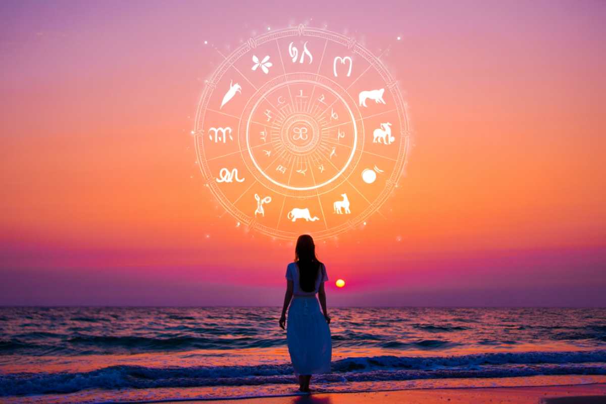 Ruota segni zodiacali e donna al tramonto