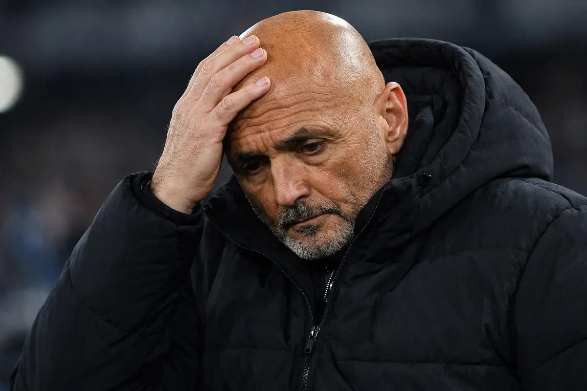 Luciano Spalletti, allenatore della Juve, preoccupato con la mano sulla testa