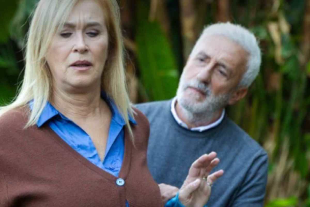 Ornella Bruni in una scena di Un Posto al Sole; sullo sfondo Raffaele Giordano