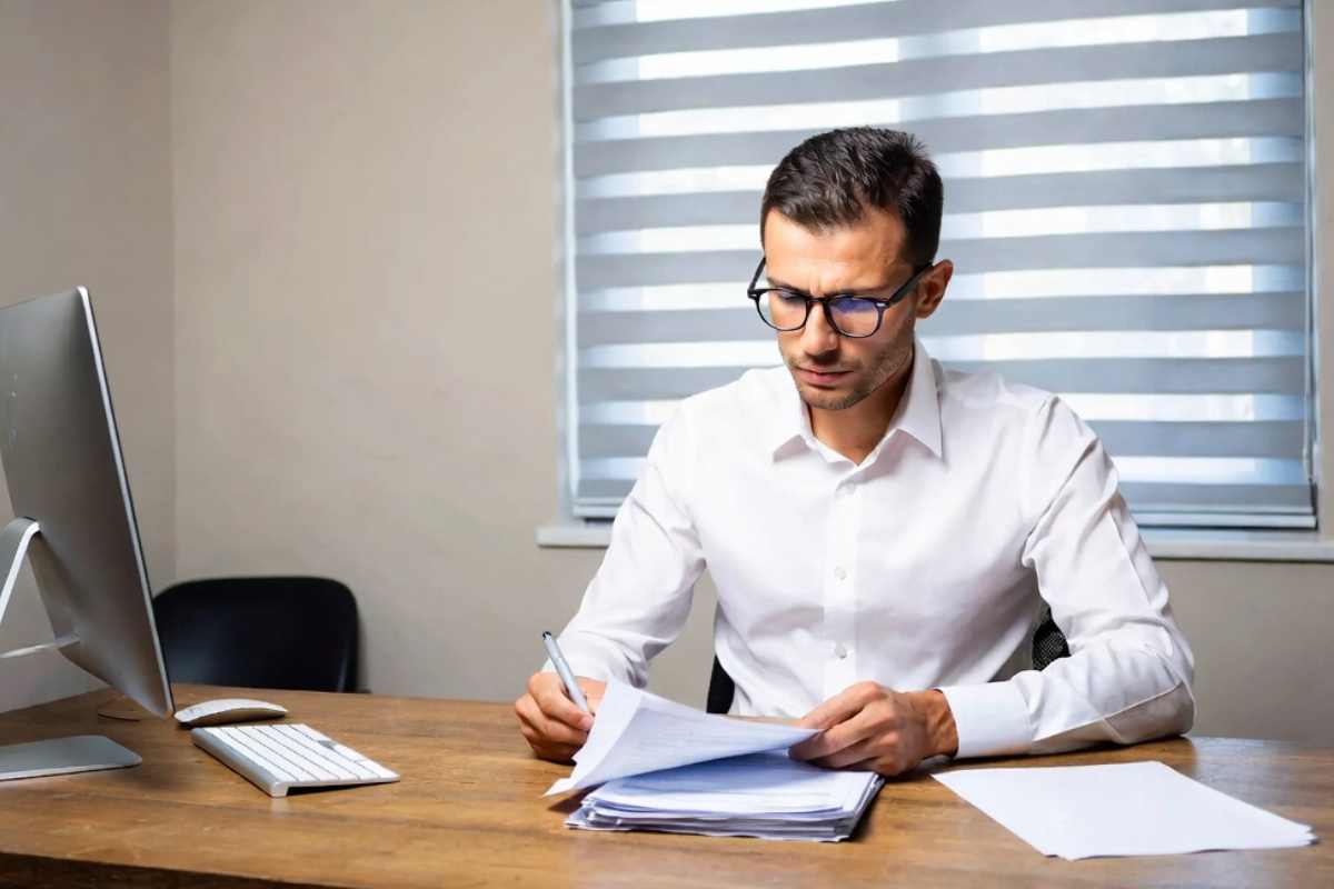 Uomo alla scrivania