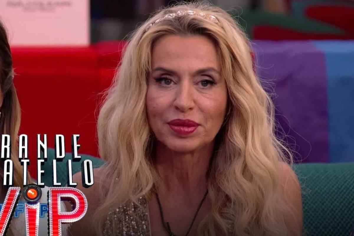 Valeria marini nel salone della casa del Grande Fratello Vip