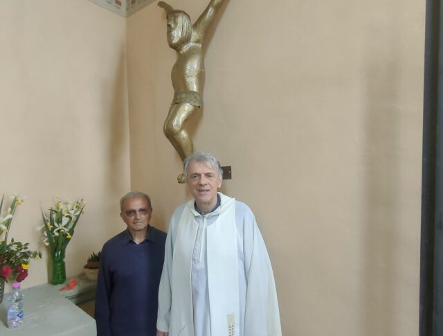 Lo scultore Antonio Laterza con il pievano don Stefano Ulivi