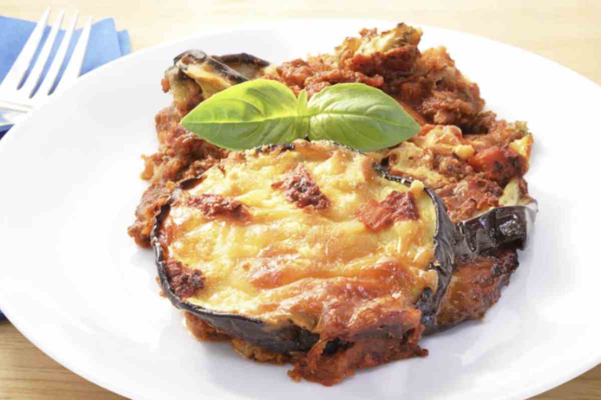 Negli ultimi anni molte persone stanno cercando ricette che uniscano tradizione e praticità. La parmigiana in padella
