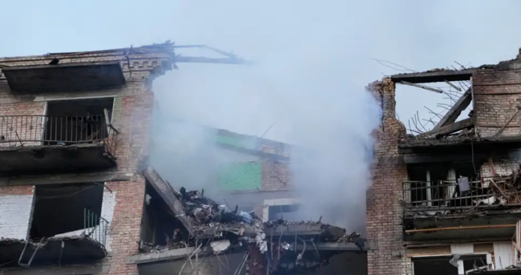 Un edificio residenziale distrutto da un attacco a Kyiv