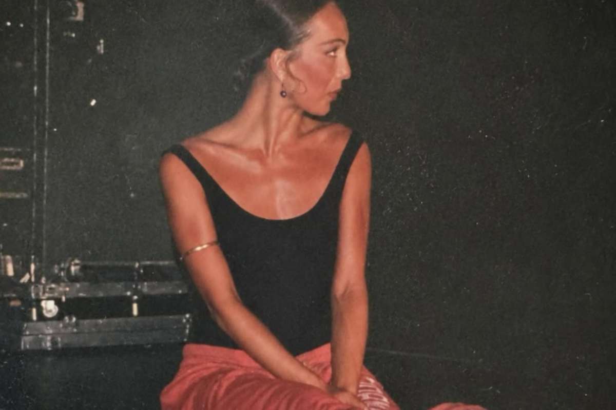 Alessandra Celentano da giovane a vent'anni in body nero durante una pausa di danza
