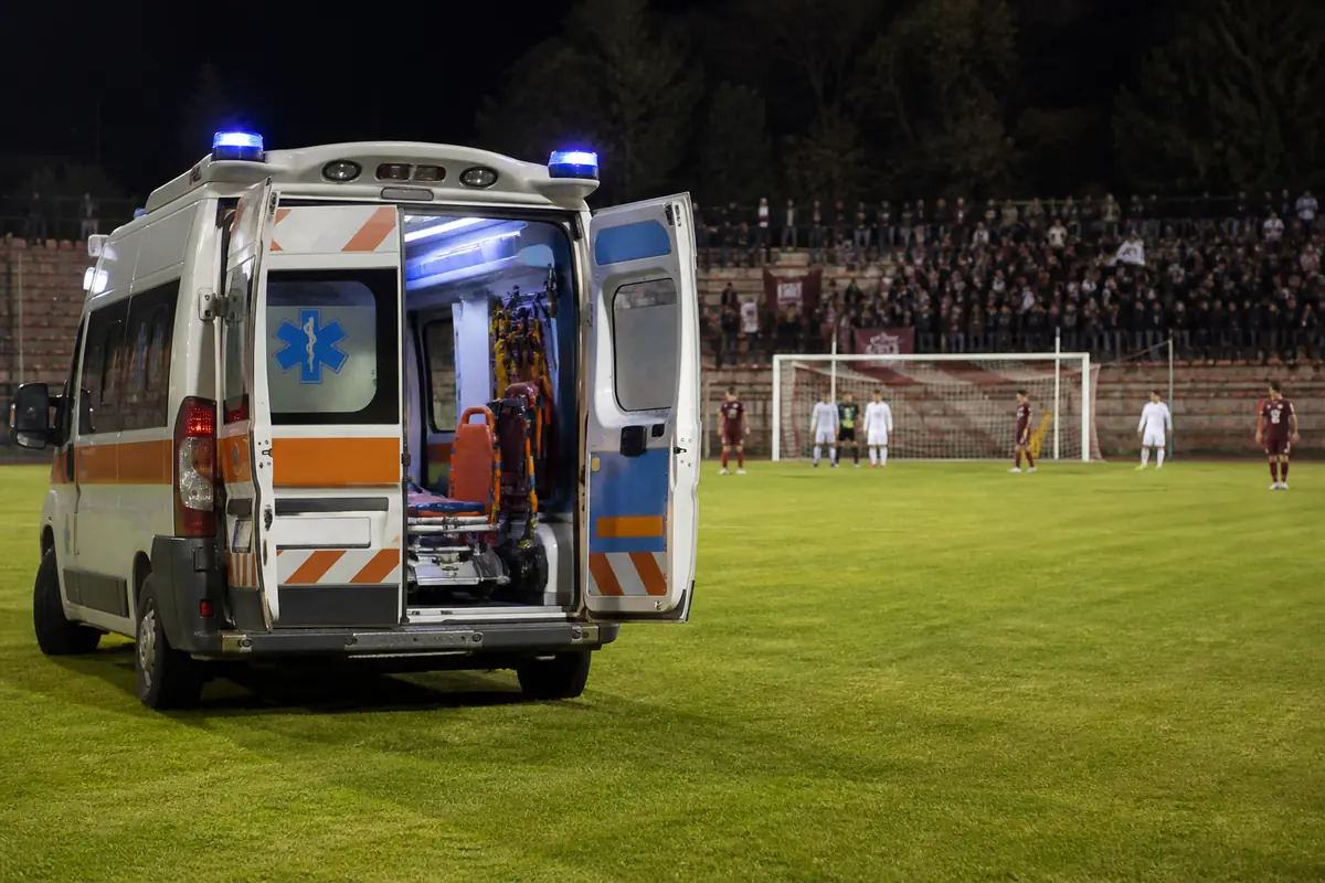 Ambulanza in campo durante una partita di calcio