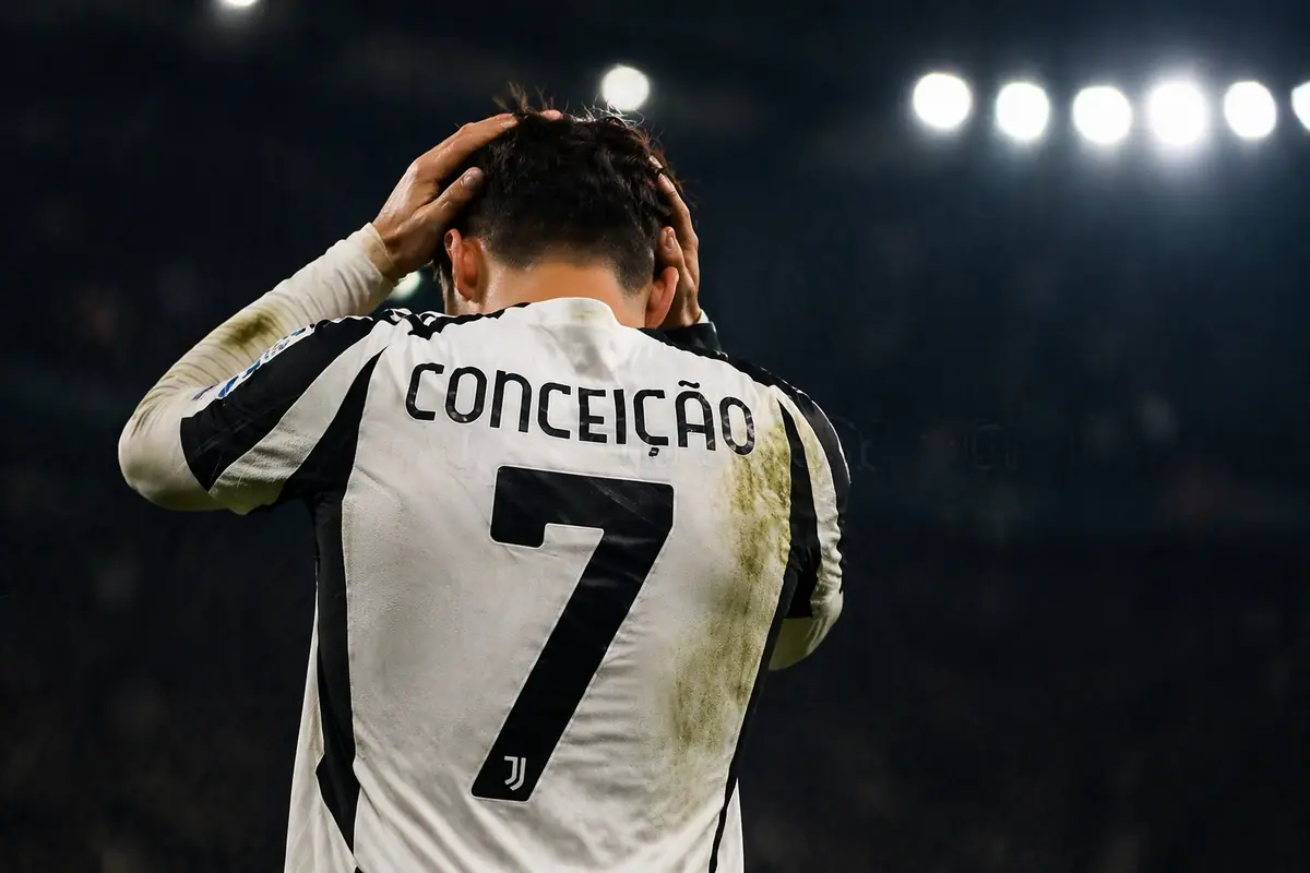 Conceicao, numero 7 della Juve, con le mani in testa