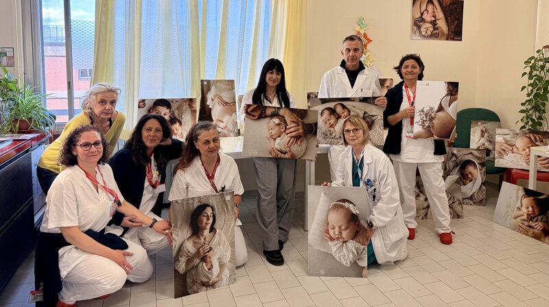 Foto di gruppo con la fotografa e i pannelli donati HP