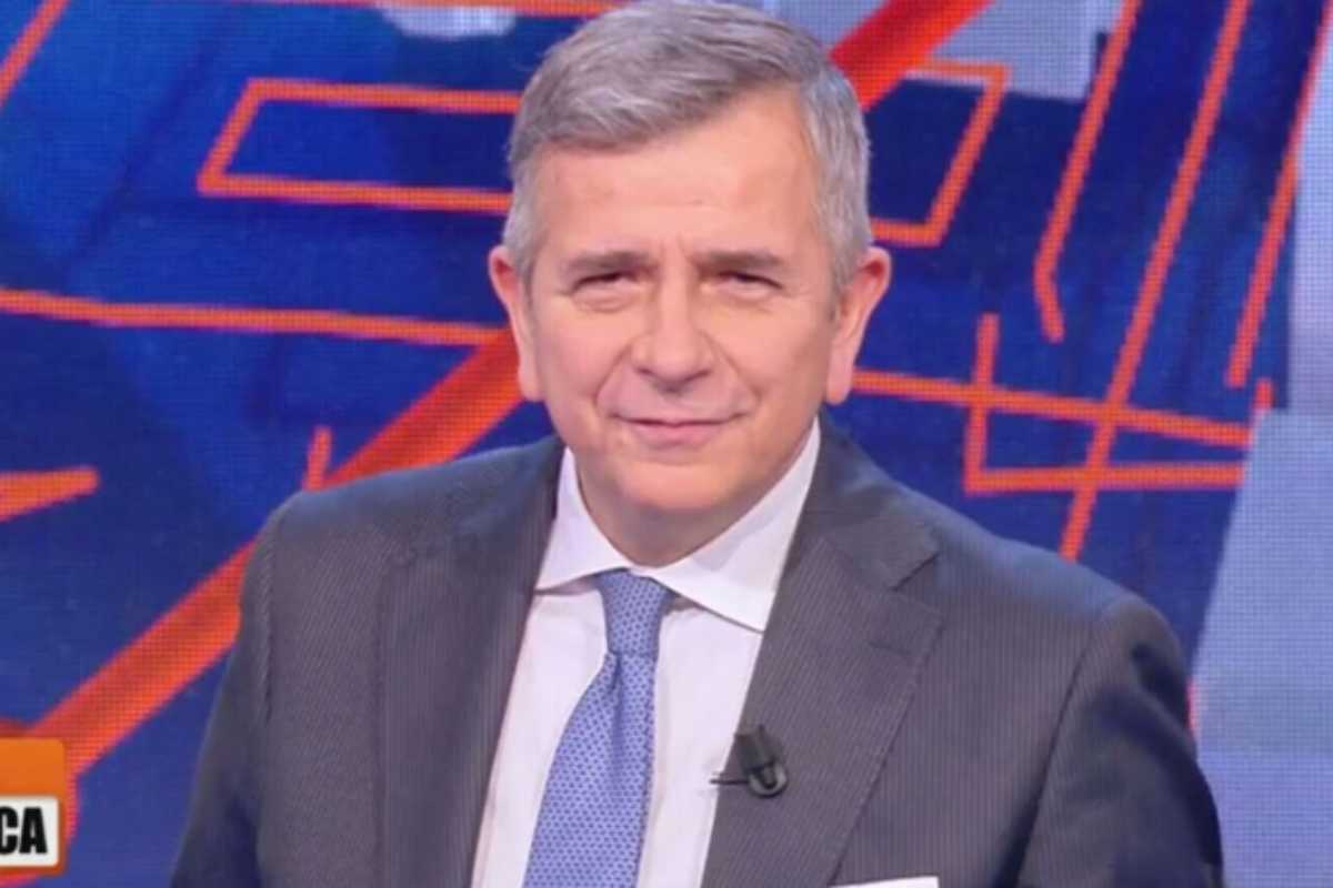 Il giornalista Giuseppe Brindisi nello studio del programma televisivo Zona Bianca su Rete 4