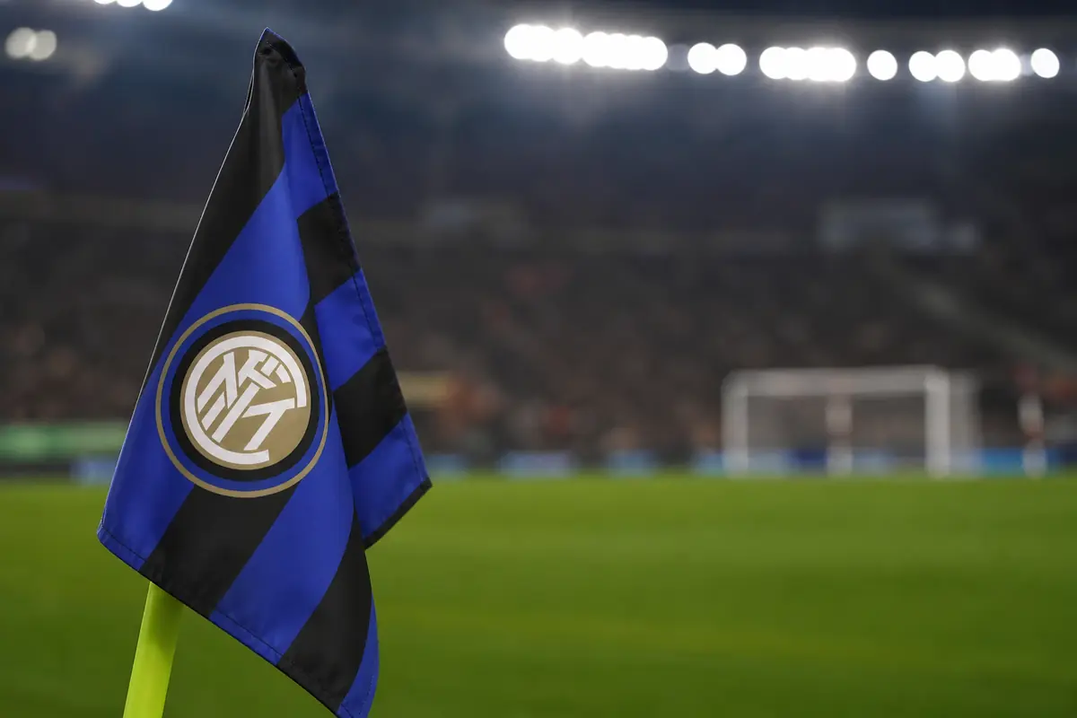 Bandiera dell'Inter sotto i riflettori di uno stadio
