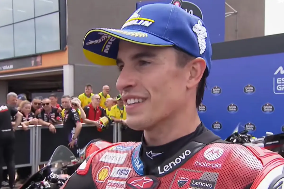 Marquez risponde alle domande dei giornalisti dopo una gara