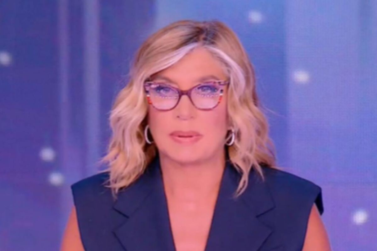 Myrta merlino compleanno. nella foto lei in studio a Pomeriggio 5
