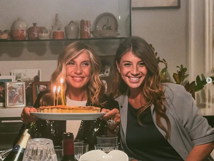 Myrta Merlino e la sorella posano sorridenti su Instagram