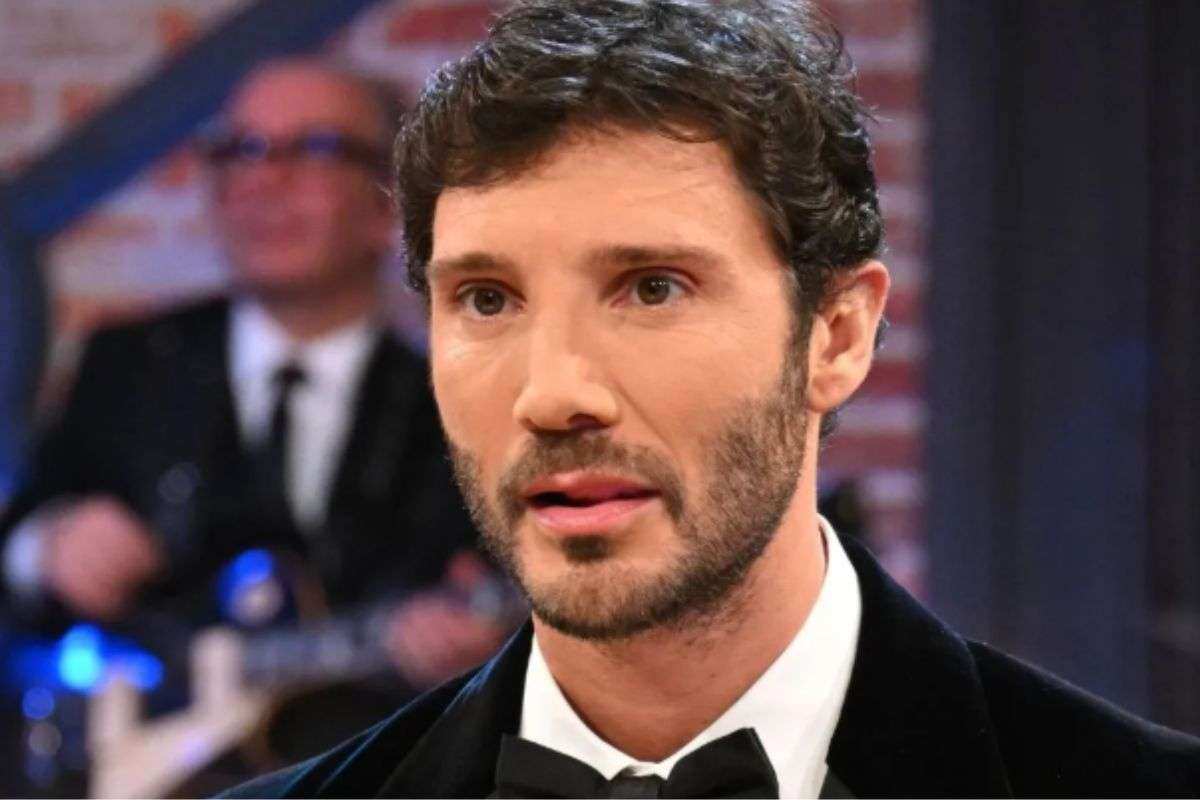 Primo piano di Stefano De Martino a Affari Tuoi