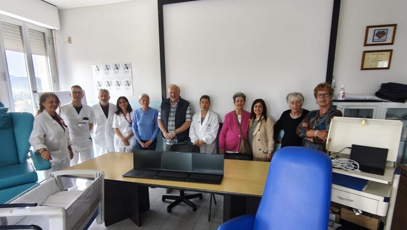 Foto di gruppo con le attrezzature donate HM
