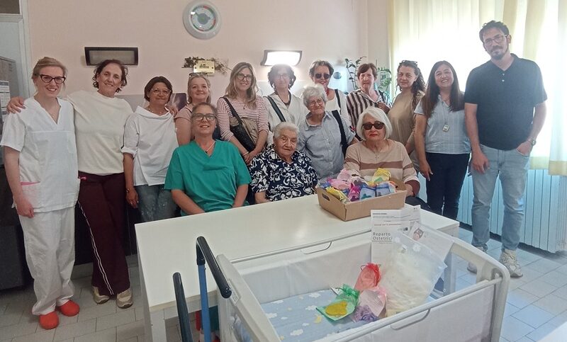 Foto di gruppo con le creazioni beneaugurali in primo piano HM