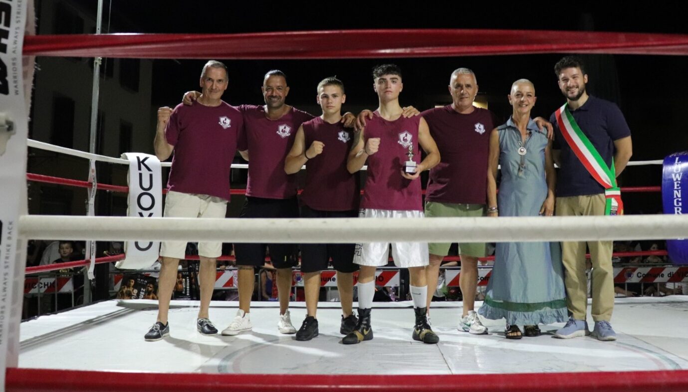 Il gruppo della Pugilistica Giotto col sindaco di Vicchio Tagliaferri