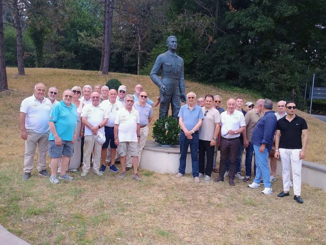 L’omaggio alla statua di Emilio Materassi al Bivio delle Mozzete a San Piero a Sieve