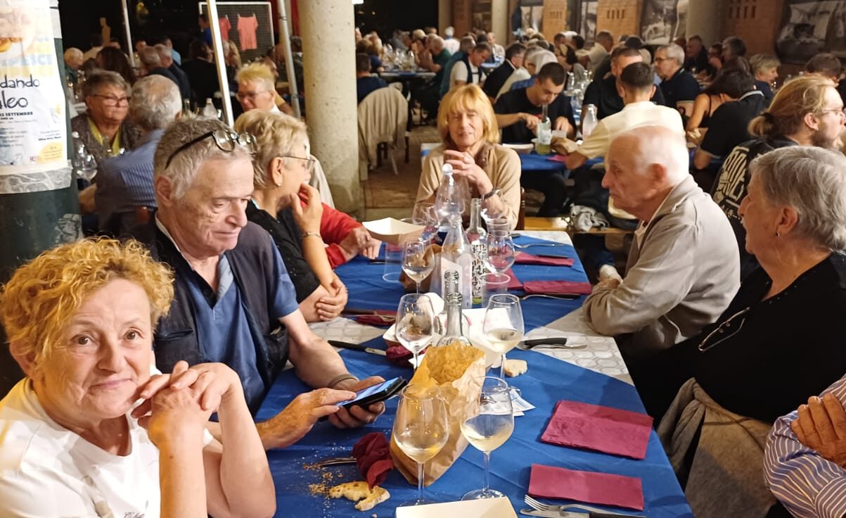 Paleo 12.06 Tavoli con persone