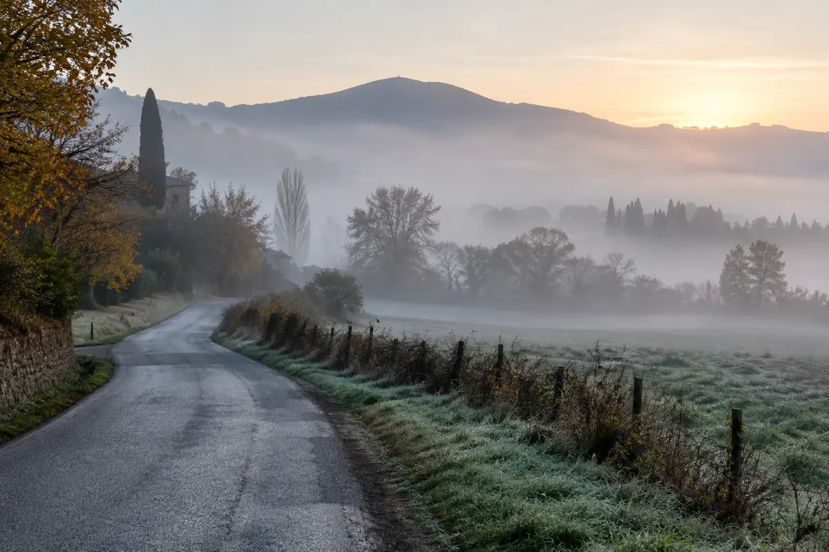 Nebbia autunnale tra strade e campi del Mugello nelle prime ore del mattino