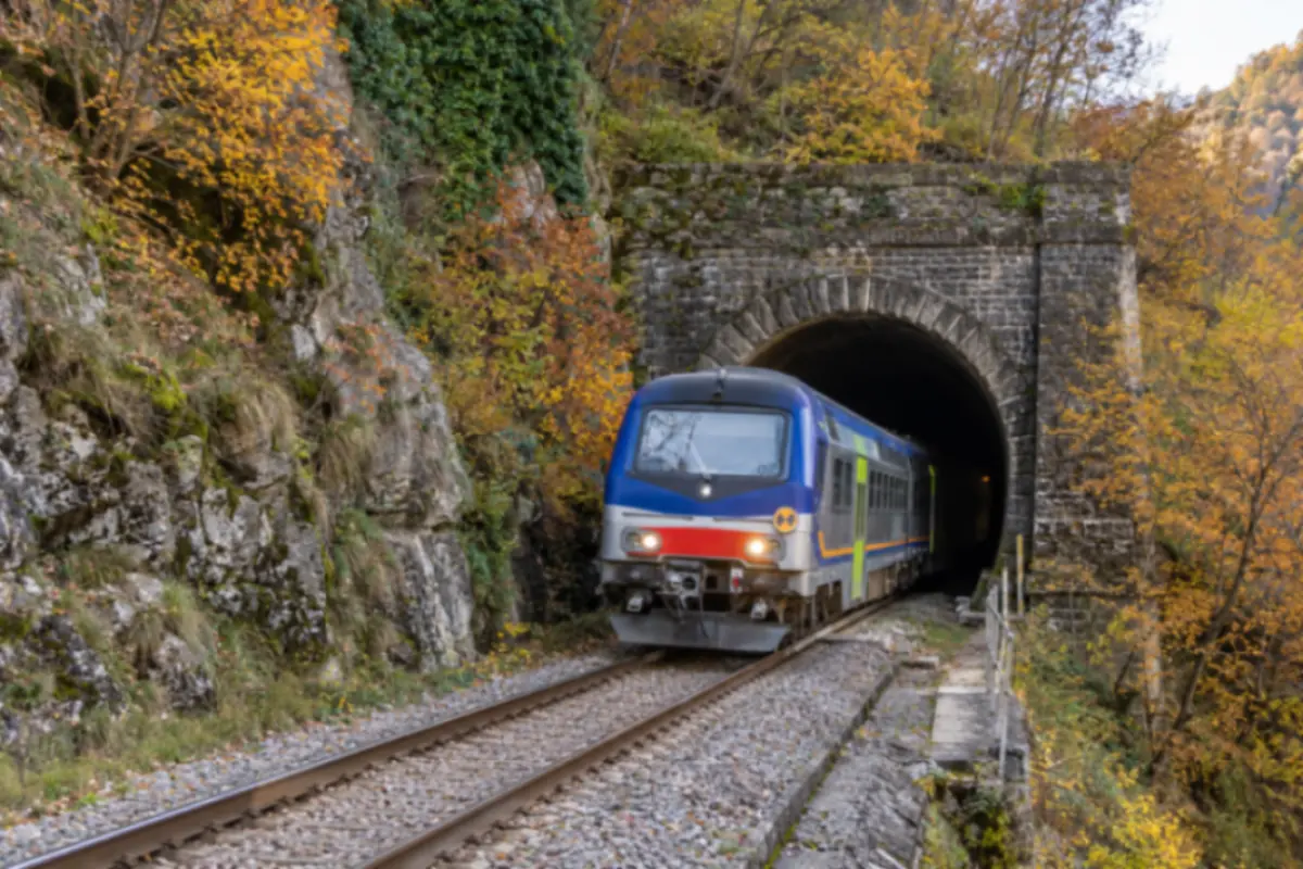 Treno regionale all uscita della galleria ferroviaria