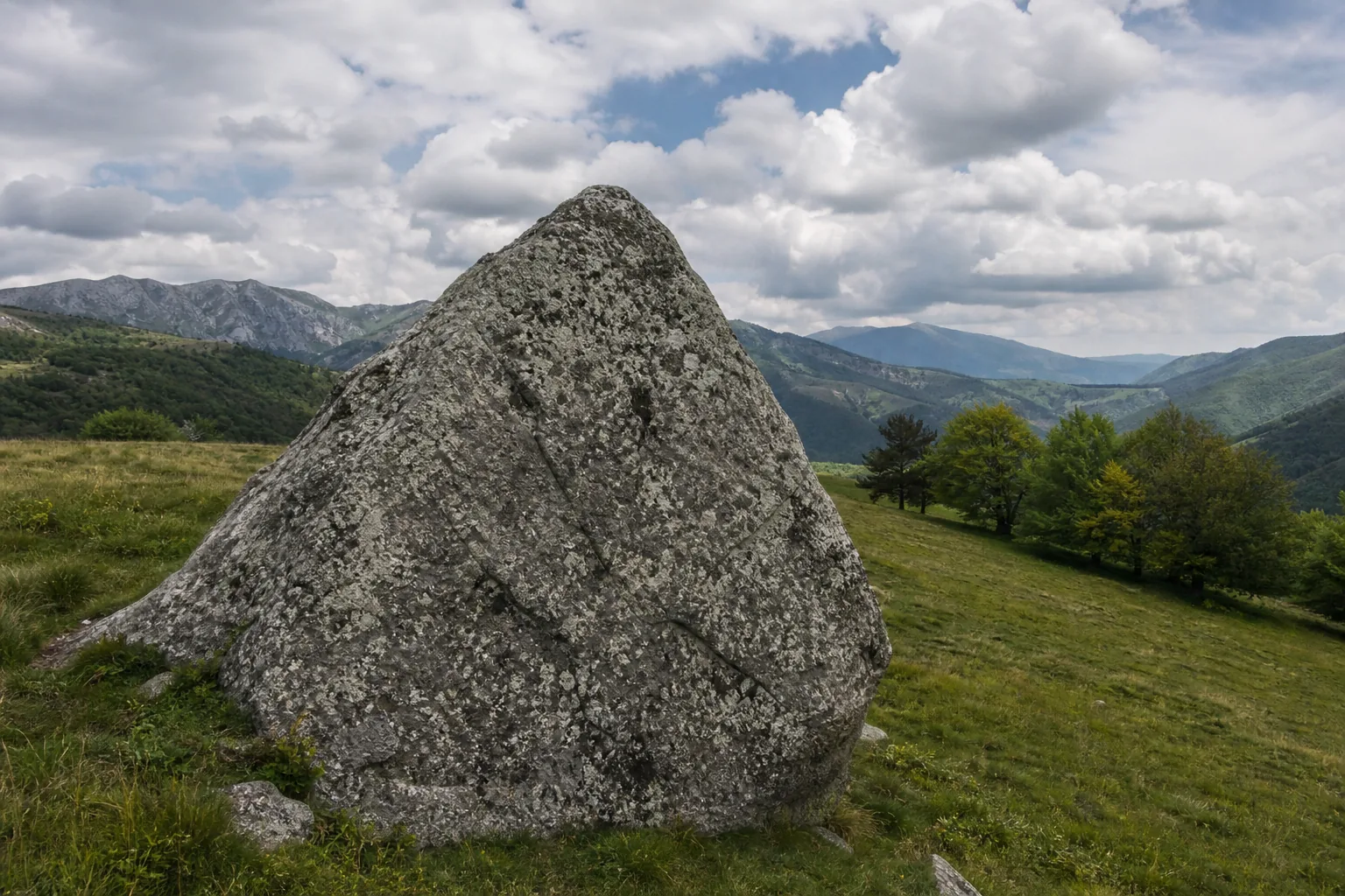 Il Sasso di San Zanobi, un pezzo di fondale oceanico tra i pascoli dell'Alto Mugello
